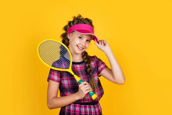 Spor şapkalı genç bir çocuk elinde tenis ya da badminton raketi tutuyordu. — Stok fotoğraf