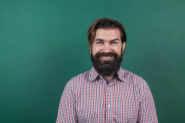 Homem sorridente com barba e bigode olhar como homem de negócios ou professor na faculdade ou na escola, emoções humanas — Fotografia de Stock