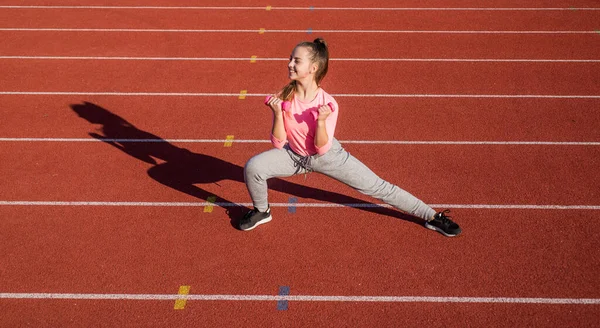 Criança saudável menina formação halteres no estádio pista de corrida, poder — Fotografia de Stock