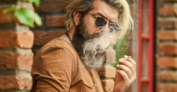 Day in smoke. go out for smoke break. Handsome stylish man smoking outside in urban setting. hipster lifestyle. man smoking a cigarette. business man in glasses smoking cigarette on street — Stock Photo, Image