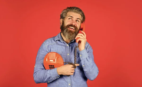 Geef uw merk de nodige aandacht. Jongeman aan de telefoon. senior hipster oude telefoon. Brutale vent met telefoon. volwassen man met baard praten op retro telefoon. vintage technologie in het moderne leven — Stockfoto