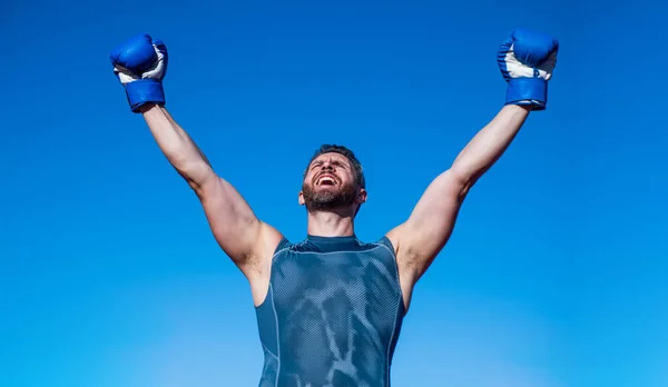 Hombre feliz boxeador en guantes de boxeo celebrar el éxito, deporte —  Fotos de Stock