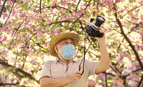 游客相机照片。自然摄影。老年男子呼吸器面具。专业摄影师在验尸检疫期间工作。大流行病概念。危险的摄影师继续工作。花粉过敏 — 图库照片