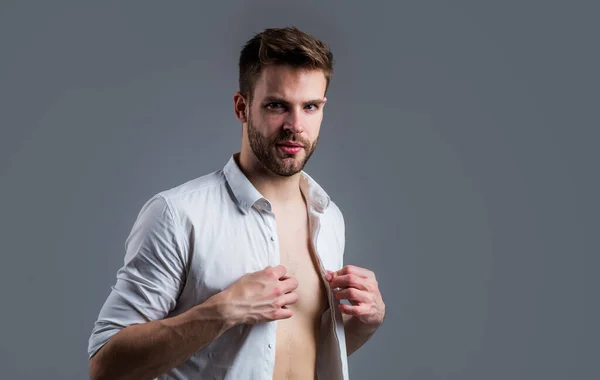 Ti sto seducendo. acconciatura ben curata. bellezza maschile e look di moda. camicia da ufficio formale per ragazzo barbuto. uomo bello non rasato con setole. concetto di parrucchiere. giovane e sicuro di sé capo — Foto Stock