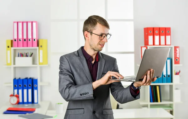 Homme avec ordinateur portable spécialiste du marketing d'emploi en ligne, concept d'appel vidéo — Photo