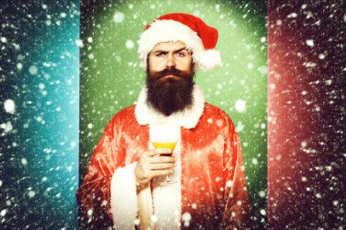 Renkli stüdyo geçmişi olan ciddi sakallı Noel Baba.