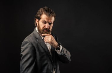 Şık bir sanat yönetmeni. Yelek giyen gerçek patron. Olgun sakallı adam. Güven ve karizma. Yakışıklı adam ofis kıyafeti giyer. Erkek güzellik ve moda. Mükemmel sakallı ve bıyıklı acımasız iş adamı.