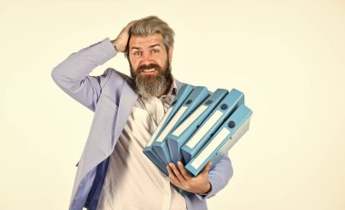 Proje müdürü. Proje yöneticisi. Adam bir sürü dosya taşıyor. Belgelerle çalış. Arşivleri ara. Evrak işleri. Proje belgeleri. Maaşın varsa fazla mesai yapmak zorunda mısın? Son teslim tarihi kavramı