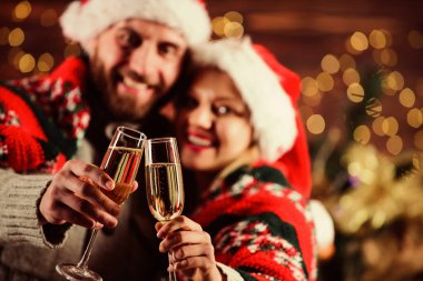 Neşeli bir atmosfer. Birbirine aşık çiftler Noel kutlamalarının tadını çıkarırlar. Mutlu yıllar. Mutlu noeller. Birlikte Noel 'i kutluyoruz. Yetişkinlere içki. Ev partisi. Köpüklü şarap kadehleri yakın.