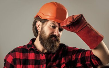 Arabalar hakkında her şeyi biliyorum. Sert şapkalı adam. Eldiven mühendisi. İnşaat işçisi güvenlik kaskı takıyor. Güvenlik giysisi giyiyor. İnşaat alanında yönetici. ciddi ve kendinden emin bir asker.