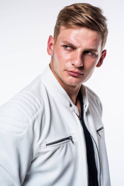 Gelmiş geçmiş en yakışıklı yüzünü takın. Temiz tıraşlı, beyaz tenli yakışıklı bir adam. Erkek derisi. Tımar ve berberlik. Cilt rutini. Berber dükkanı. Kuaför salonu. Cilt bakımı kozmetikleri