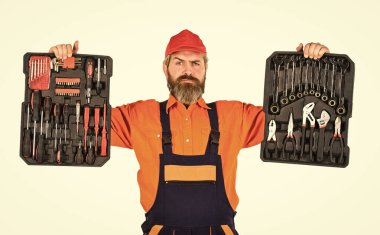 Tornavidalar hazır. Adam alet çantası beyaz arka plan taşıyor. Tamirci tamirci alet çantası taşıyor. Tamirci konsepti. Elektrikçi aletleri. Profesyonel ekipmanlar. Tamirciyi hayal et. Araçlar kümesi