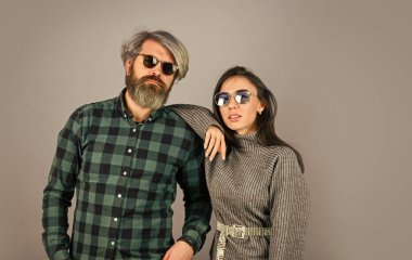 Bugün güzel bir gün. Hipster çift. Saçları boyalı sakallı adam ve güneş gözlüklü şık bir kız. Aşık moda bir çift. Bahar tatilinin tadını çıkarıyoruz. Modaya uygun bir çift pozu. Sokak tarzı