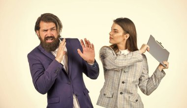 Senden nefret ediyorum. Sekreter klasörü tutun. Modern ofis hayatı. Kadın ve erkek iş yapar. İş adamı iş arkadaşını cezalandırır. İş yerinde anlaşmazlık. Ortaklığın sonu. Patron ve çalışanı belgelerle çalışıyor