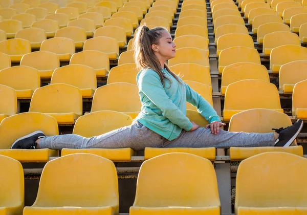 Gezond kind meisje training fitness op stadion running track, split — Stockfoto