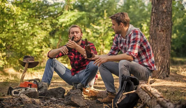 La sua stagione di campeggio. storia della vita da falò. passare del tempo libero insieme. campeggio di famiglia. avventura trekking. campeggio turistico picnic. fratelli uomini felici. amici che si rilassano nel parco insieme. bere birra al picnic — Foto Stock