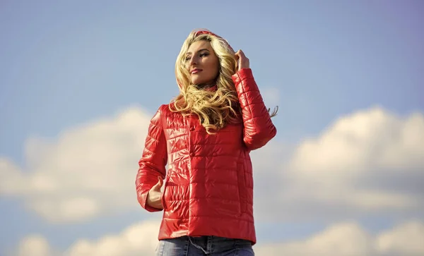 Модний одяг. Вітряний день. Відповідний стиль і клас з розкішшю і комфортом. Дівчина червона куртка хмарне небо. Вітер змін. Жіноча психологія. Модель жіночої моди на відкритому повітрі. Жінка насолоджується холодною погодою — стокове фото