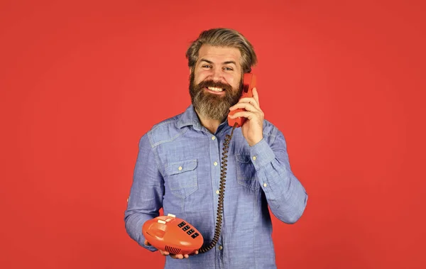 リード世代の専門家。脚本は？。髭を生やした男の電話の会話。レトロな電話だ。古い技術だ。マネージャー電話ダイアログ通信。電話してくれ。交渉は成功だ。応答機 — ストック写真