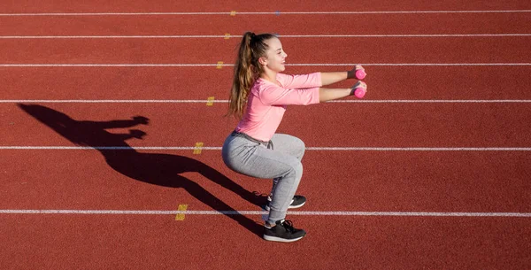 Menina garoto treinamento esporte com sinos fora na arena estádio, força — Fotografia de Stock