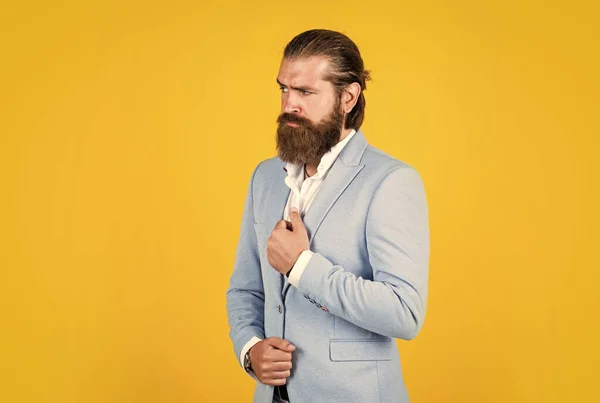 Confiant et beau. marié mariée glamour. homme sur événement formel. mode masculine d'affaires. hipster en veste bleue. concept de salon de coiffure. Homme d'affaires intelligent avec barbe. Homme barbu Dans le style classique — Photo