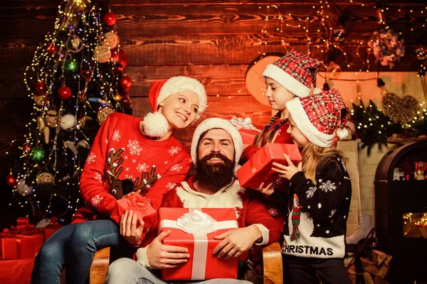 Presente de Natal aberto. presentes do Pai Natal. meninas pequenas irmãs com pais. mãe alegre ama crianças. A família feliz celebra o Ano Novo e o Natal. Pai Natal na árvore decorada — Fotografia de Stock