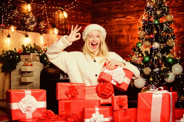 Dia perfeito. mulher feliz amor presentes. Vendas de compras de inverno. celebrar o ano novo em casa. presente de Natal Natal. Decore a árvore de Natal. última preparação. Tempo de Natal. menina alegre vermelho santa chapéu — Fotografia de Stock