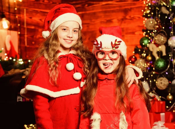 Diverte-te. Seja alegre e faça bom ânimo para o Natal vem, mas uma vez por ano. Meninas bonitos irmãs amigos celebrar o Natal em casa. As crianças juntam-se à festa de Natal. À espera do Pai Natal — Fotografia de Stock