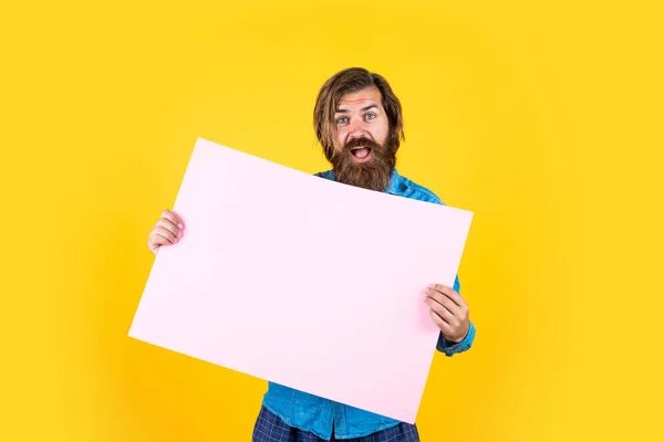 Hipster caucasiano com barba e banner de papel capilar elegante com espaço de cópia, anúncio — Fotografia de Stock
