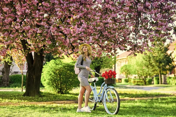 Wycieczka do ogrodu. Sportowa kobieta jeździ na rowerze retro. Podróż rowerem. Koncepcja weekendowa. Wiosenne wakacje. Jazda na rowerze. Dziewczyna i sakura kwitną. Wycieczki rowerowe. Odpocznij i podróżuj. Razem z naturą — Zdjęcie stockowe