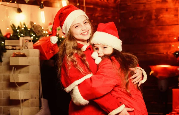 Tiempo mágico. Chicas lindas hermanas amigas celebran la Navidad en casa. Los niños se unen a la fiesta de carnaval de Navidad. Esperando a Santa Claus. Sea alegre y hacer buen ánimo para la Navidad viene, pero una vez al año — Foto de Stock