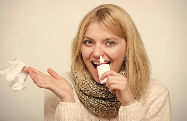 Drücken Sie die Pumpe. Ungesundes Mädchen mit laufender Nase mit Nasenspray. Nette Frau, die Nasenkälte oder Allergie pflegt. Kranke Frau sprüht Medikamente in Nase Behandlung von Erkältung oder allergischem Schnupfen — Stockfoto