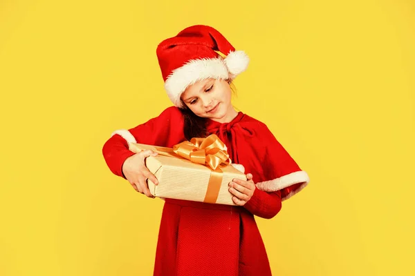 我们的传统玩具商店和给儿童的礼物。戴大礼帽笑着的孩子。让你的圣诞光彩夺目。童年的快乐小精灵拿着礼品盒。新年准备工作。圣诞节购物时间 — 图库照片