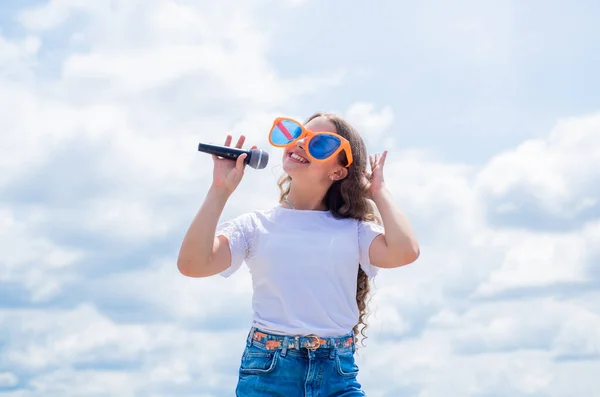 Ung och bekymmerslös. Sångsånger i karaoke. Livsstil och människor koncept. Höj rösten. Musik och liv. Tonårstjejen sjunger sång med mikrofon. Ha en fest. Glad unge med mikrofon — Stockfoto