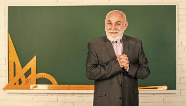 Kök bilgi modern dünyada rağbet görüyor. Bilgi kavramı. Bilgi her yerde ama bilgelik kıttır. Sınıfta sakallı bir öğretmen. Resmi eğitim. Yetişkin pedagog bilgisini paylaşır.