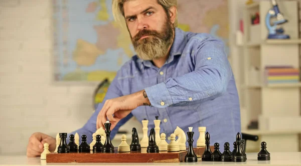 開発ロジック。学校の先生。チェスをしてる。知的趣味。チェスのレッスン。戦略的概念。次のステップについて考えてください。木製のチェスボード上の数字。チェスは理想的な動きのほとんどゲームではない — ストック写真