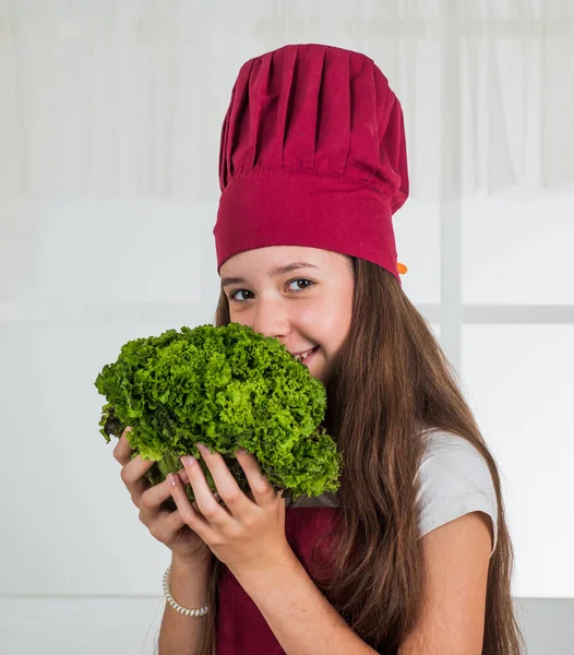 Kind kocht Mahlzeit nur aus gesunden und biologischen Produkten, Salatkraut — Stockfoto