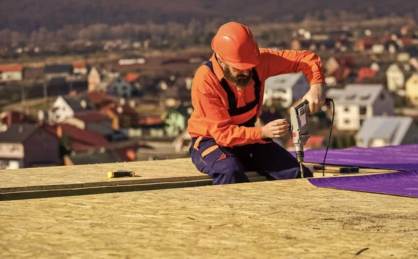 Techo de reparación maestro. Instalación de techo plano. Roofer construyendo techo. Superficie del techo del hombre. Requisitos de materiales. Instalar capas parcialmente superpuestas de material sobre superficies de aislamiento del techo — Foto de Stock