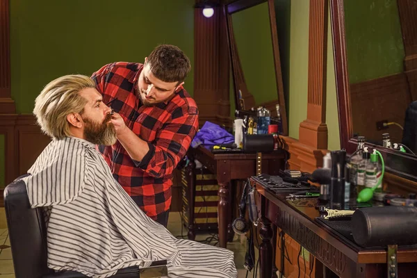 Manter a forma. Crescer barba e bigode. Homem na barbearia. Salão de cabeleireiro. Cliente da Barbearia. A aparar barba. Serviços de barbearia. Saiba o corte de cabelo que você quer. Visite cabeleireiro. Rotina de beleza — Fotografia de Stock