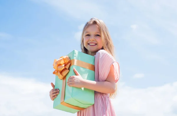 Bella ragazza adolescente con scatola regalo di compleanno, shopping — Foto Stock