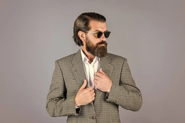 Beauté masculine et mode. homme d'affaires brutal avec une barbe et une moustache parfaites. vrai patron en veste. homme mûr porter des lunettes. confiance et charisme. beau costume de bureau. Confiant dans le style — Photo