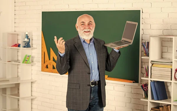 Es tecnología. profesor experto trabajo de hombre en la computadora. educación privada en línea. estudiar cuaderno en línea. El profesor de informática usa la computadora portátil en la lección. nueva tecnología en la educación moderna. digitalización del conocimiento —  Fotos de Stock