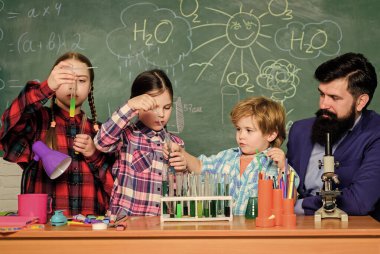 Okul kulübü eğitimi. Öğretmen ve öğrencilerin test tüpleri sınıfta. Kimya temalı kulüp. İlgi alanları ve konu kulübü. Grup etkileşimi ve iletişim. Hobilerini, yeteneklerini ve becerilerini paylaş.