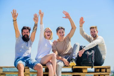 Aileyle hafta sonu. Çeşitli gençler birlikte konuşuyor. Mutlu erkekler ve kızlar rahatlayın. Dört kişilik bir grup. İzin günü için harika bir yer. Sıradan giyinmiş bir grup insan. En iyi arkadaşlar. Yaz tatili