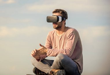 Modern teknoloji. Siber uzay. Sanal gerçeklik. Kablosuz sanal gerçeklik gözlüklü yakışıklı adam. Oyun online. Sanal gerçeklik gözlükleri. Dijital gelecek ve yenilik. Artırılmış gerçeklik. Oyuncu konsepti