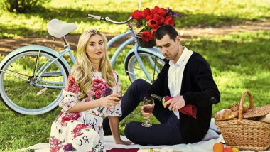 Kalbini erit. Onun için bir şey yarat. Mükemmel randevularının tadını çıkarıyorlar. Mutlu çift parkta dinleniyor. Şarapla romantik piknik randevusu. Aşık çift yıldönümü pikniğini kutluyor.