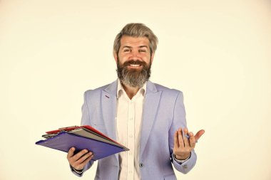 Her şeyi kontrol et. Kontrol benim sorumluluğumda. Müdürüm. Sosyal hizmetler görevlisi. Belgeli bir iş adamı. Teftiş. Kontrol konsepti. Resmi takım elbiseli adam elinde dosya görünümlü bilgi tutuyor.