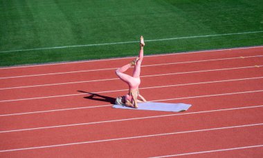 Sınırları zorluyorum. Atletik bayan pilates koçu. Kadın spor eğitmeni yoga yapıyor. sağlıklı sportif yaşam tarzı. Spor giyim bölümünde seksi yogiler. Açık alanda meditasyon yapıyorum. eğitim ve idman