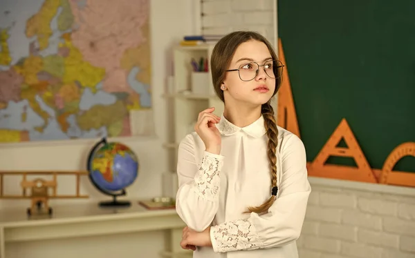 Educación y literatura infantil. Colegiala romántica en el aula. Adorable nerd de la escuela. Introducir nuevas unidades de trabajo. La niña usa anteojos. De vuelta al concepto escolar. Lectura del libro como hobby —  Fotos de Stock