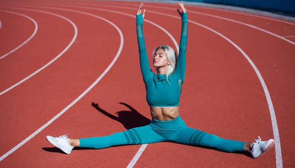 A test tökéletes. Atlétikai női edző. női sportedző. egészséges sportos életmód. egészség és energia. nyújtózkodni és bemelegíteni. szexi hölgy fitness sportruházat pumpálta test. képzés és edzés — Stock Fotó