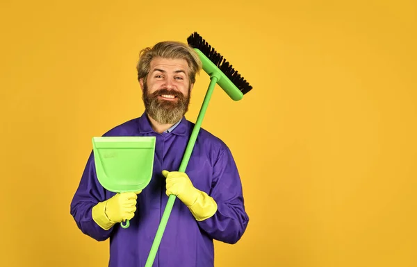 스프링 클리닝. 깨끗 한 서비스 사람들. 빗자루를 청소하는 성숙 한 남성 노동자. 남자 청소부는 블 룸 과 함께 청소 한다. 빗자루로 집을 청소하는 남자. 청소부가 청소하고 있어. 복사 공간 — 스톡 사진